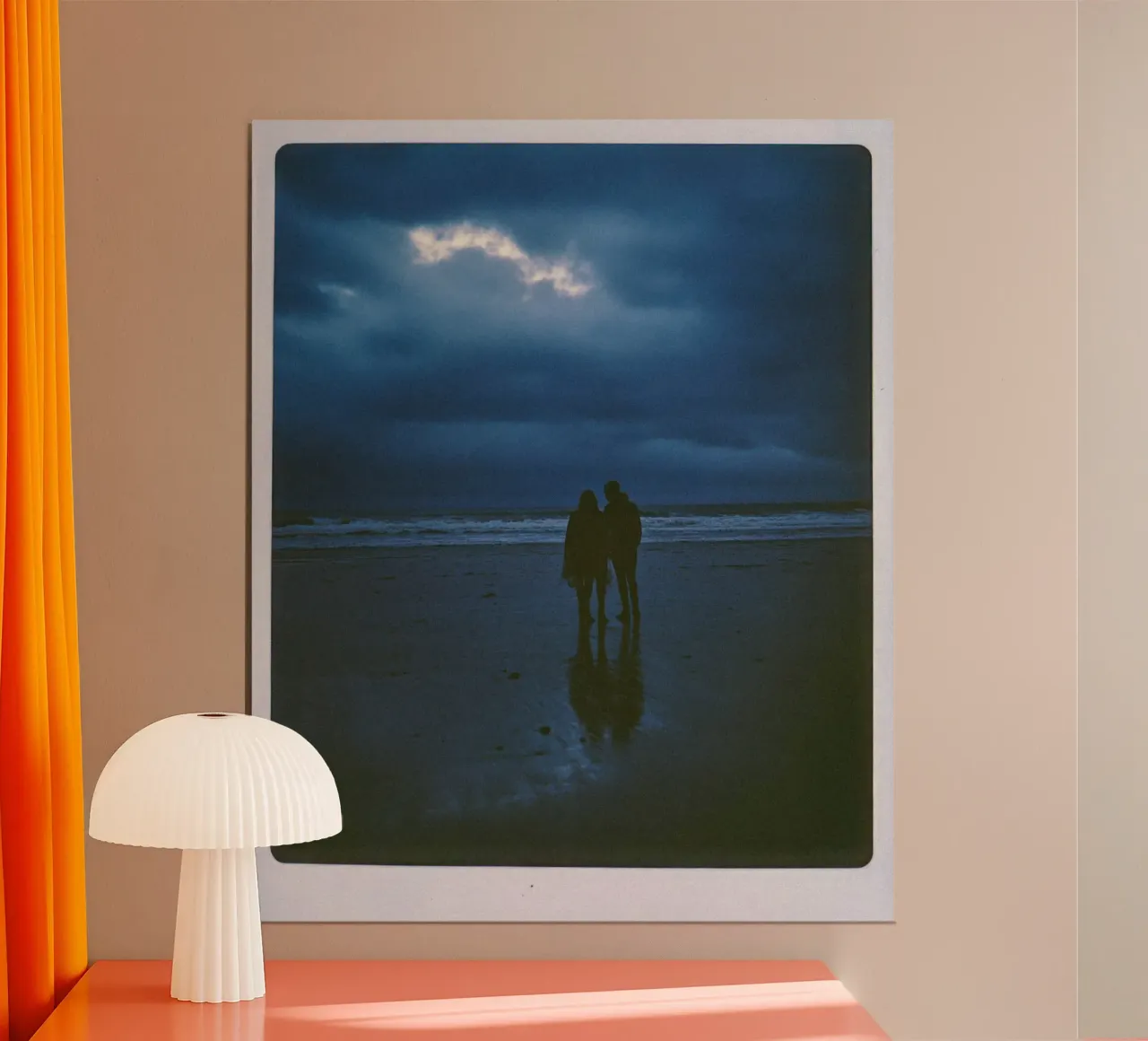 Vita notturna a Biarritz poster con telaio in legno da By Night
