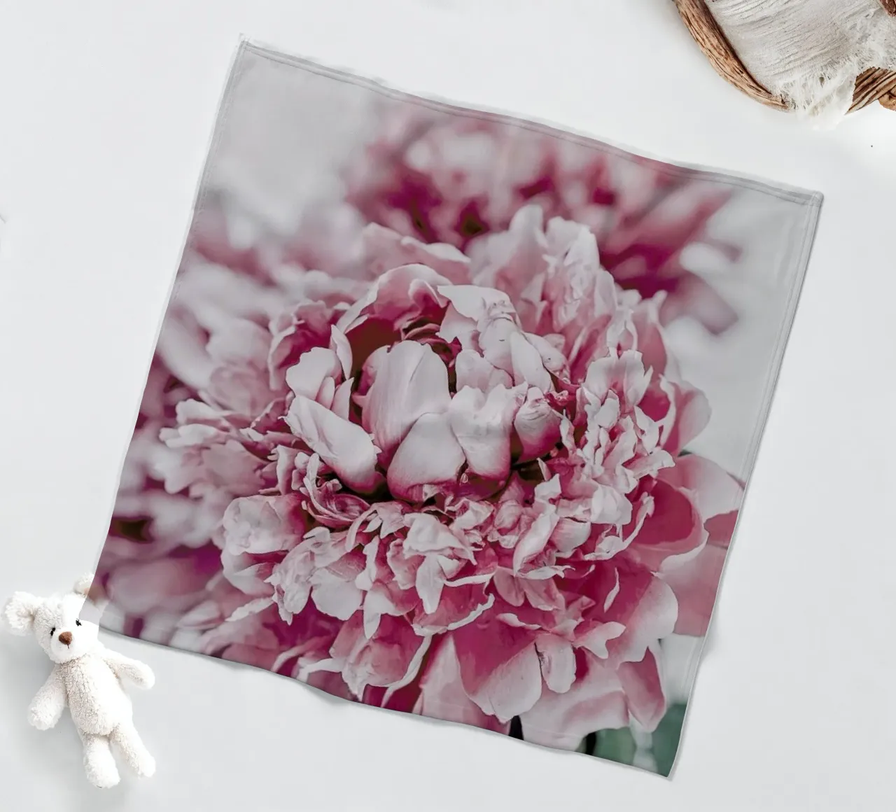 Peony in Focus coperta in pile da Flora & Fauna