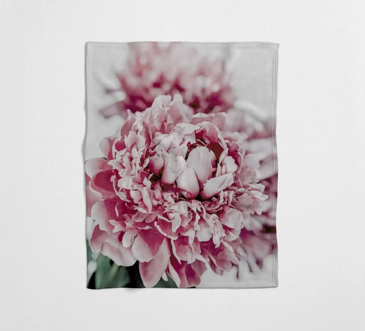 Peony in Focus coperta in pile da Flora & Fauna