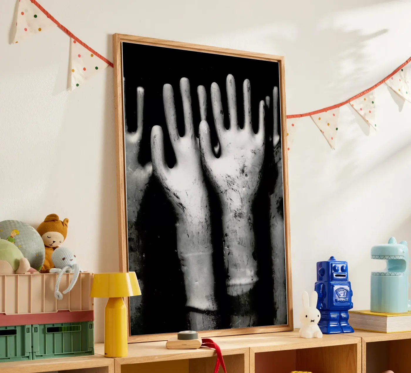 Hands plexiglass da Magdalena Martin Photography