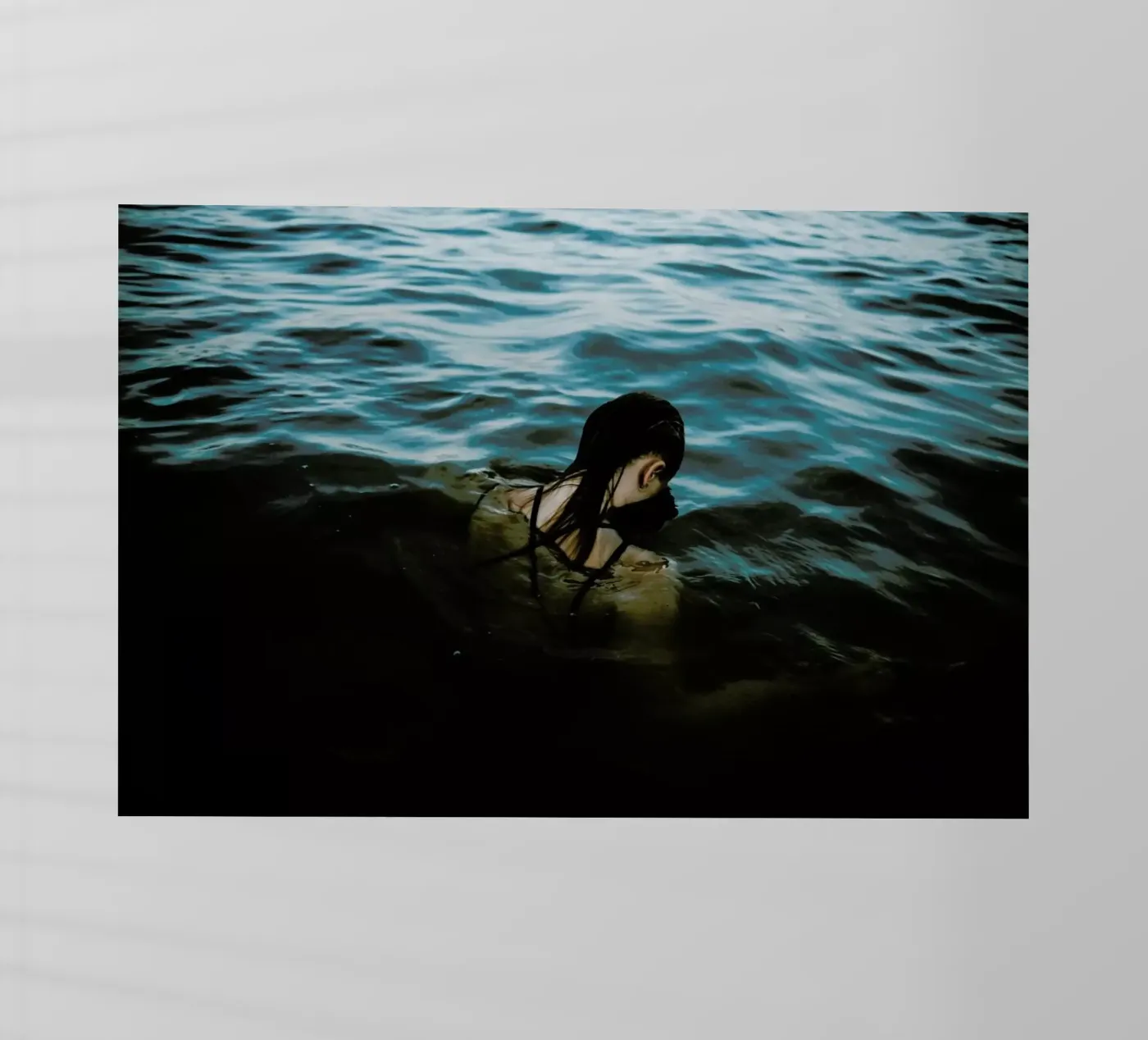 Drowning pellicola backlit da Chris Abatzis