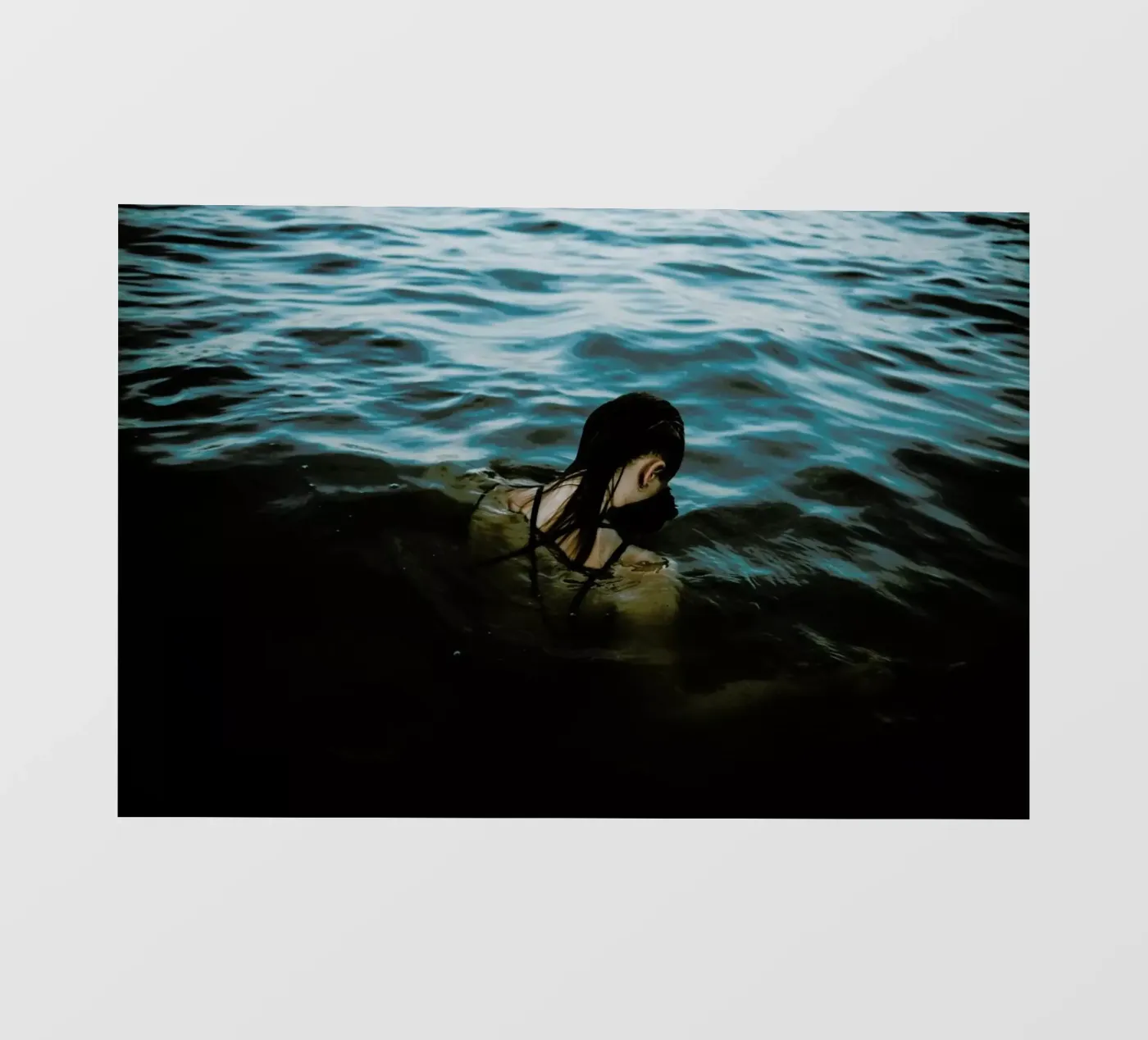 Drowning pellicola backlit da Chris Abatzis