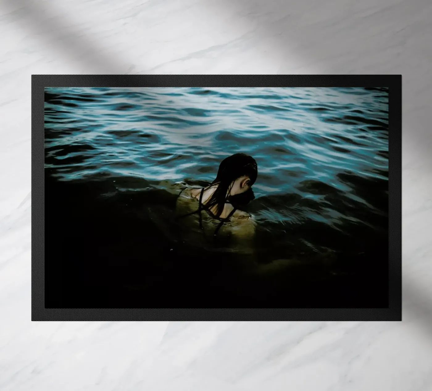 Drowning Fußmatte von Chris Abatzis