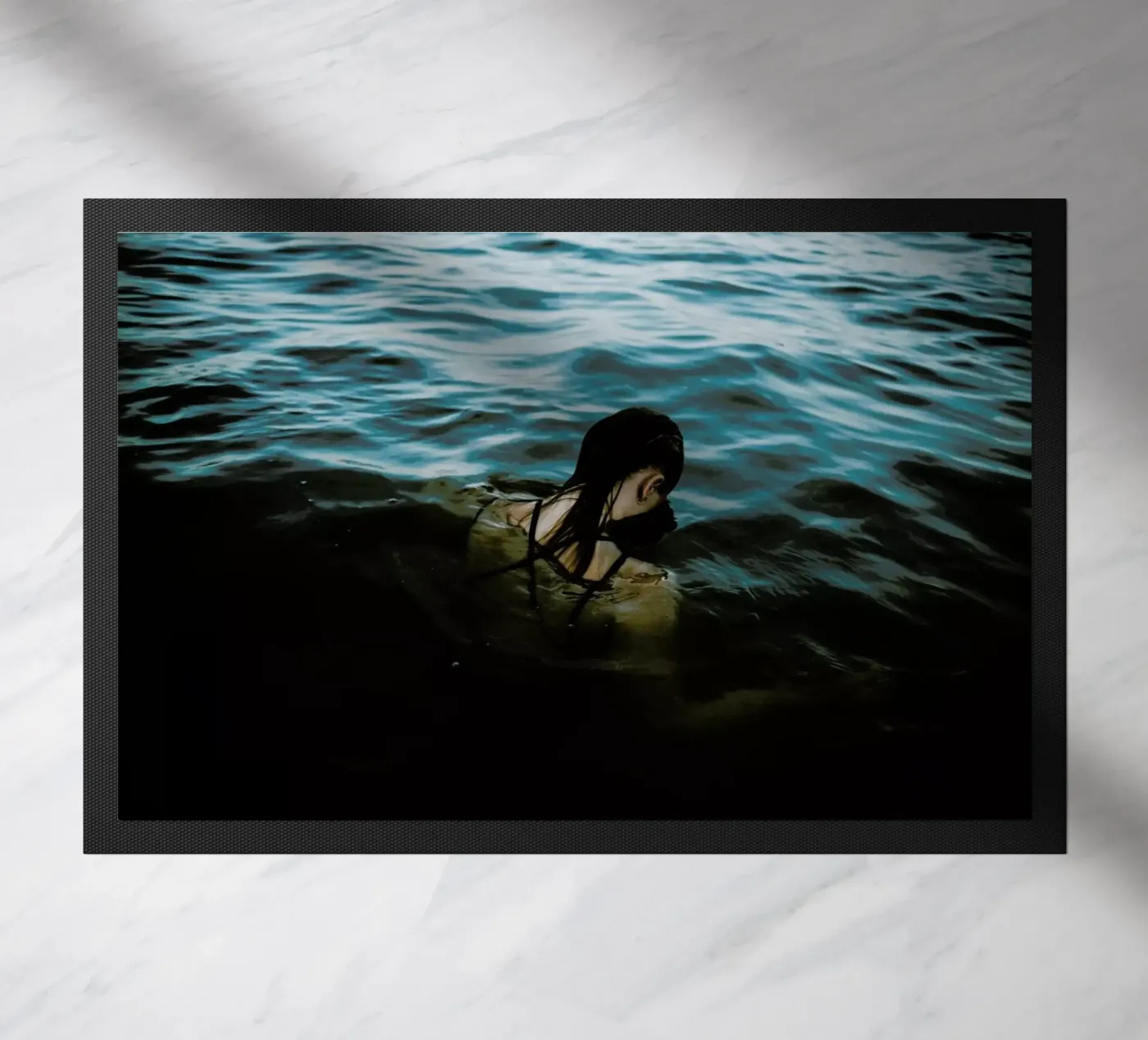 Drowning deurmat van Chris Abatzis