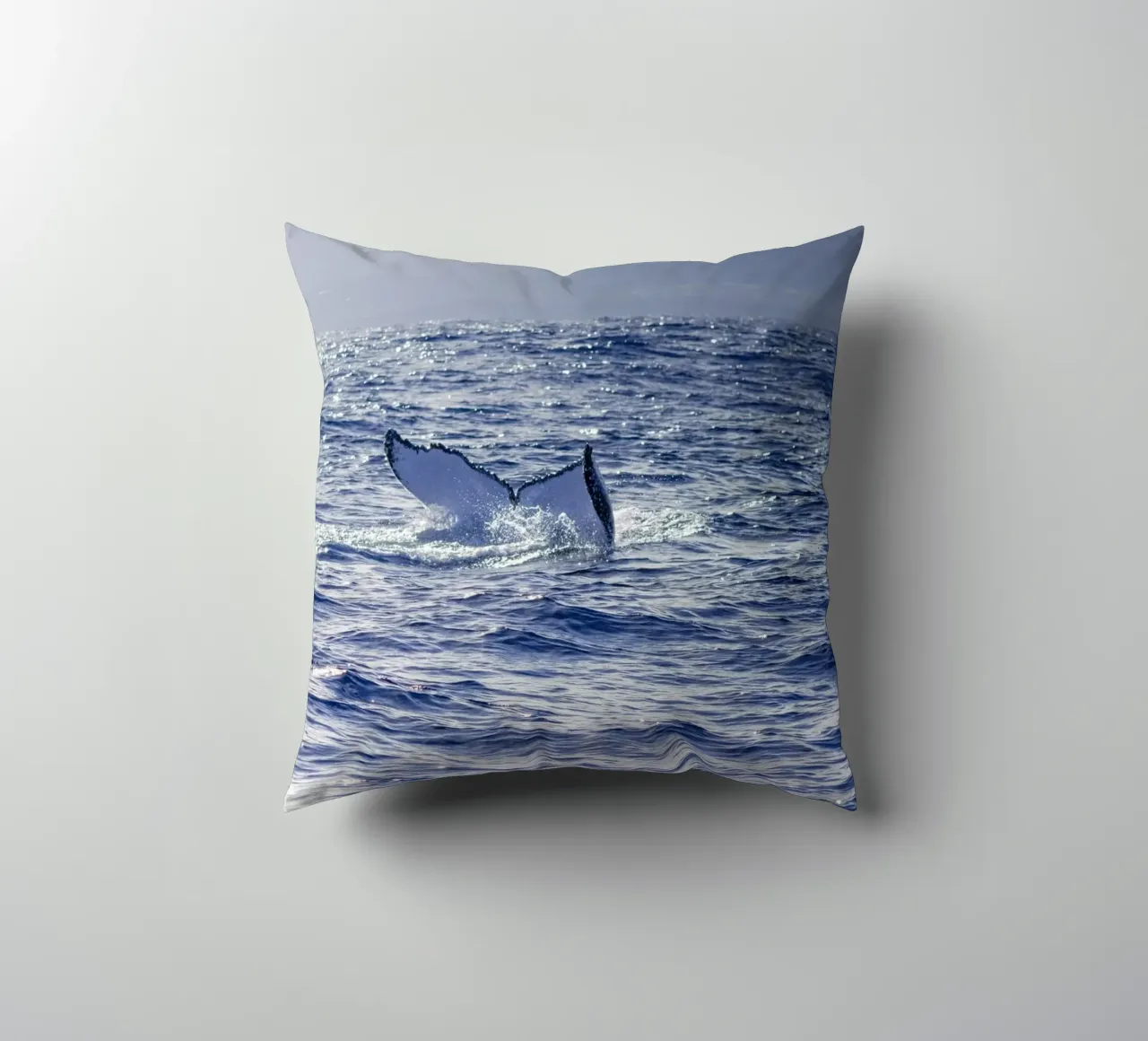 L'immersione delle balene 3 cuscino da Léa Lefebvre Photography