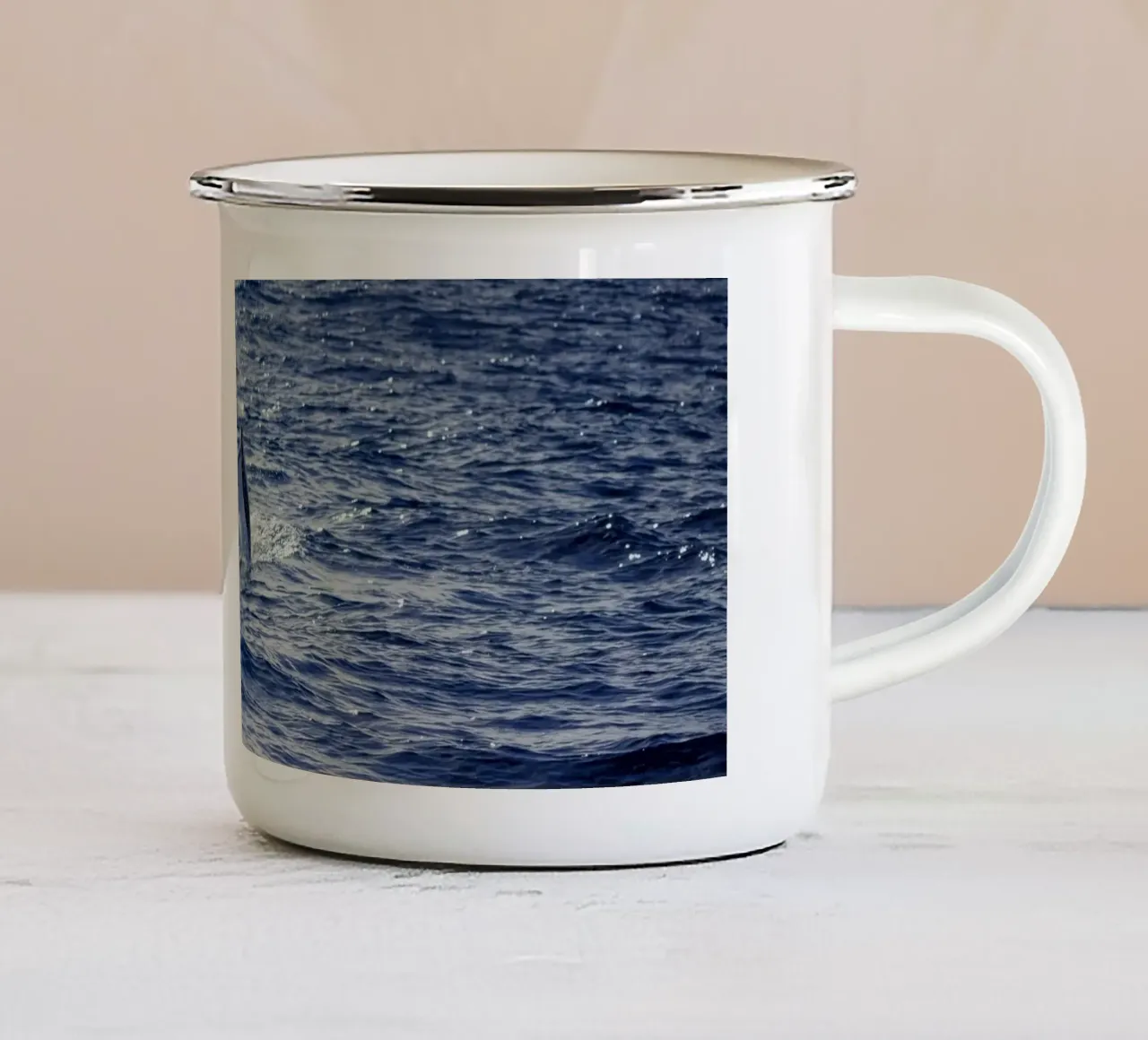 L'immersione delle balene 3 tazza in smalto da Léa Lefebvre Photography