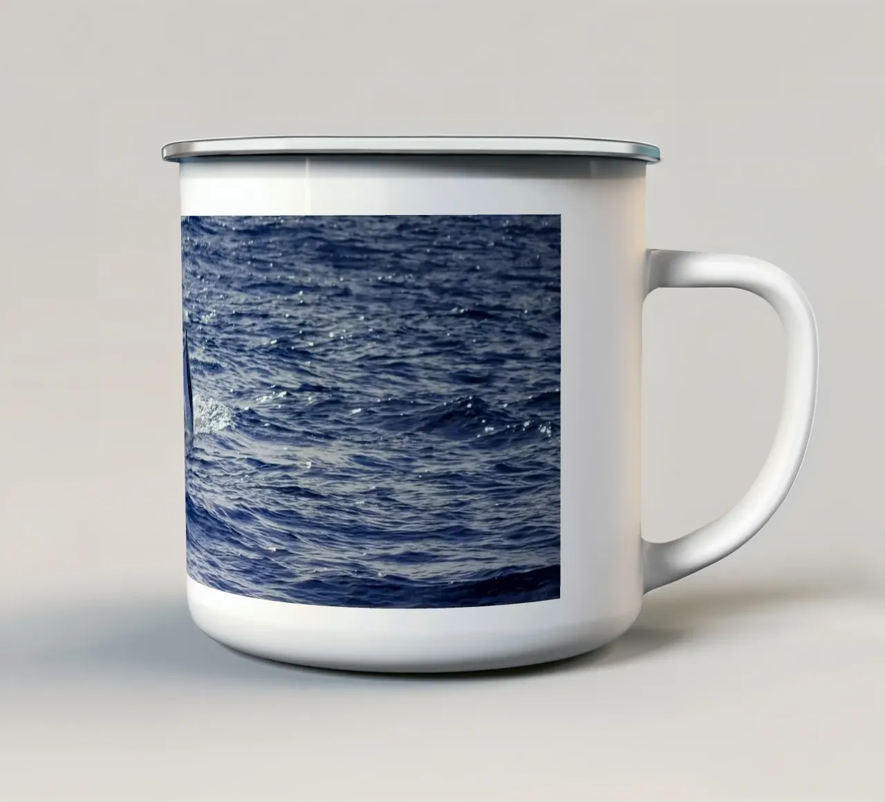 L'immersione delle balene 3 tazza in smalto da Léa Lefebvre Photography