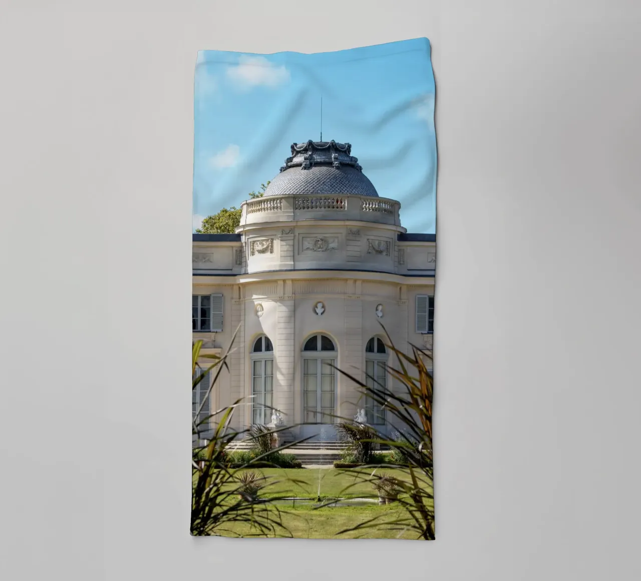 Parc Bagatelle towel by Léa Lefebvre Photography