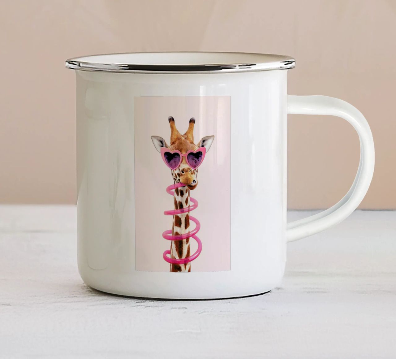 Thirsty Giraffe tazza in smalto da Paul Fuentes Design
