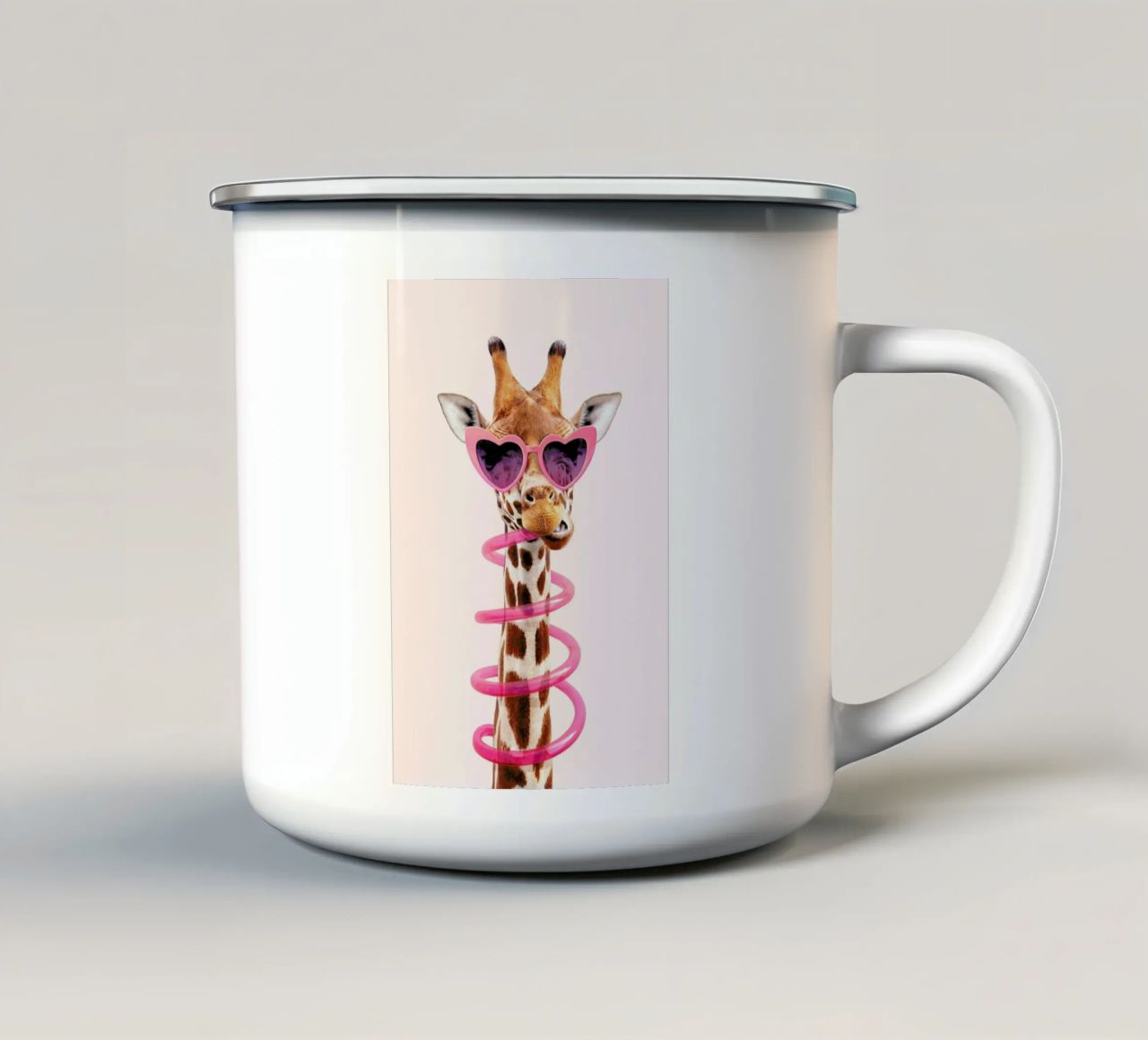 Thirsty Giraffe tazza in smalto da Paul Fuentes Design