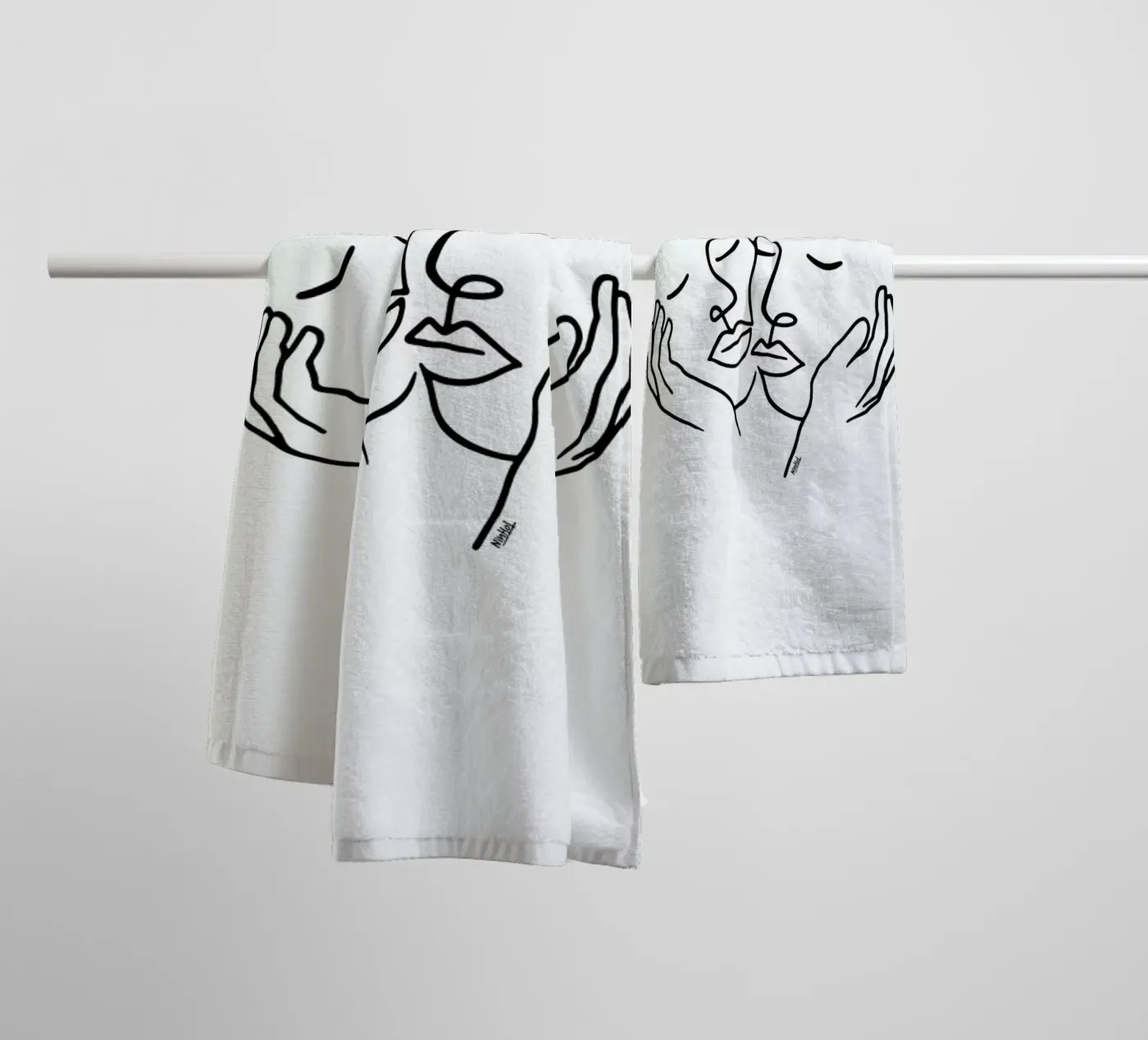 Touching Handtuch von Ninhol