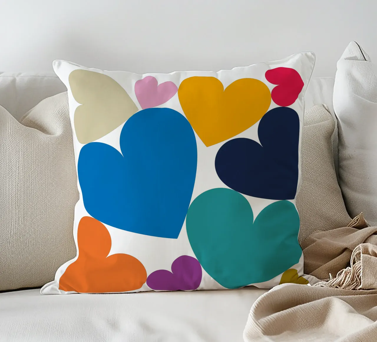 Cuori colorati impilati cuscino da Katja Stehle Design