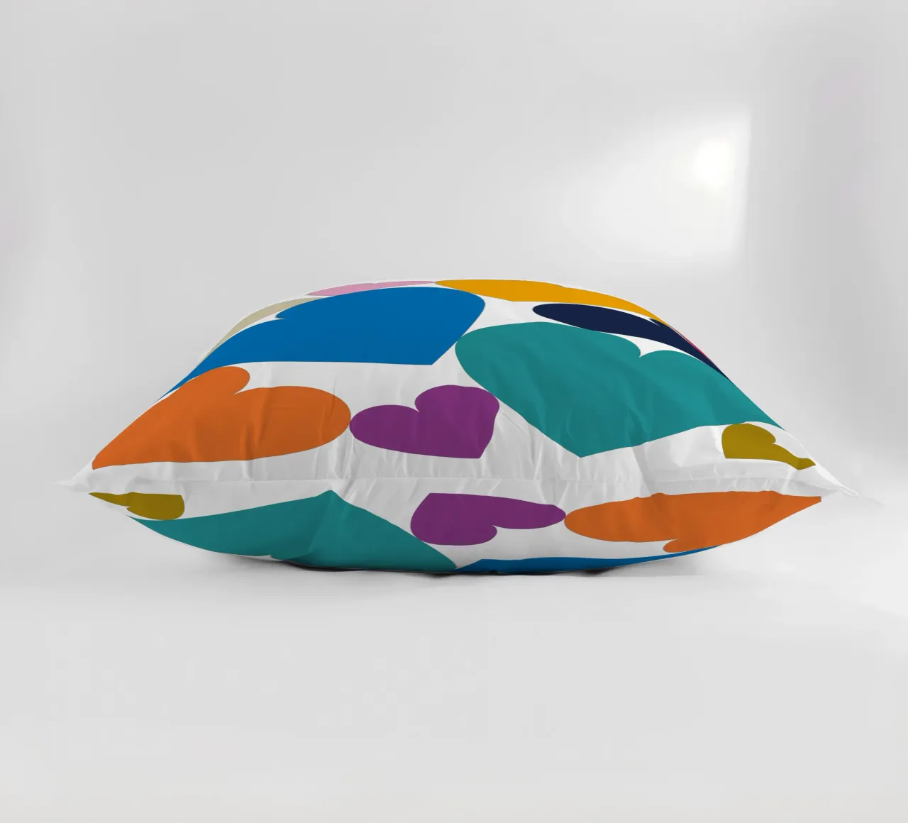 Cuori colorati impilati cuscino da Katja Stehle Design