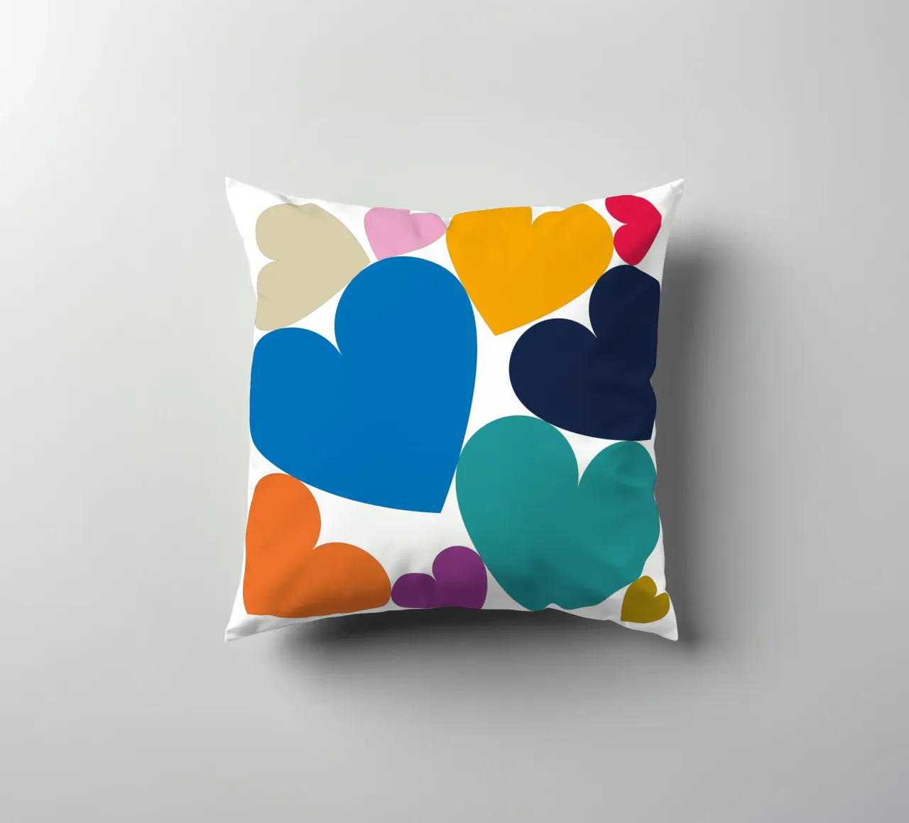 Cuori colorati impilati cuscino da Katja Stehle Design