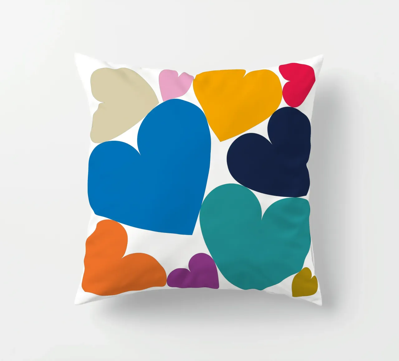 Cuori colorati impilati cuscino da Katja Stehle Design