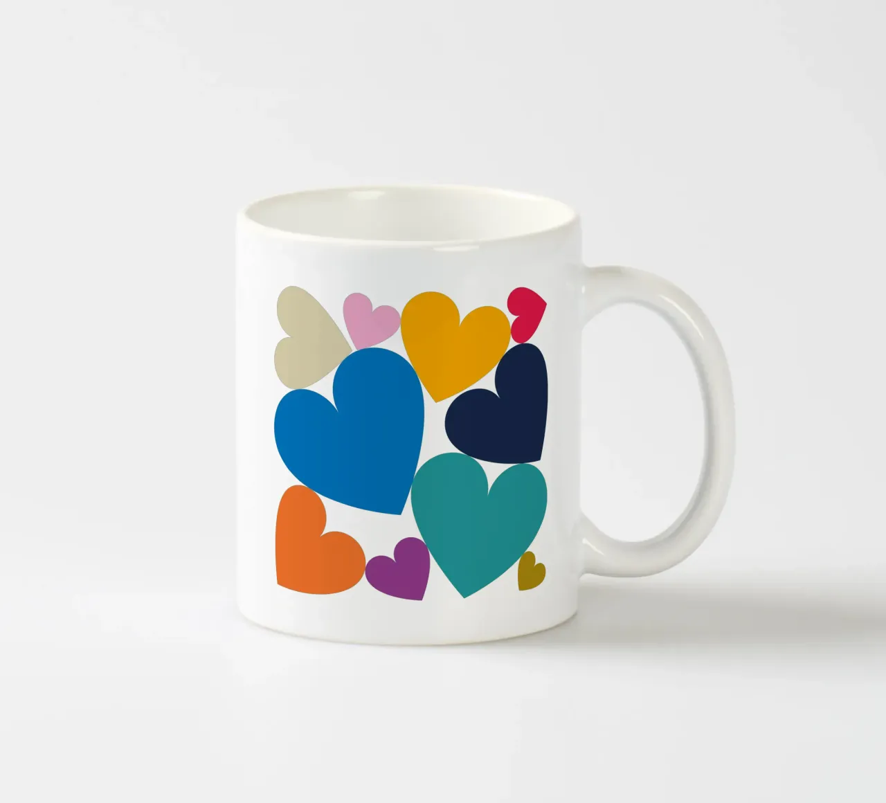 Cuori colorati impilati tazza in ceramica da Katja Stehle Design