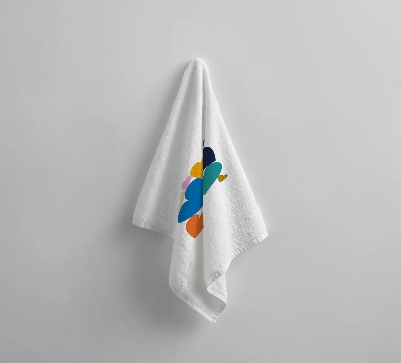 Cuori colorati impilati asciugamano da bagno da Katja Stehle Design