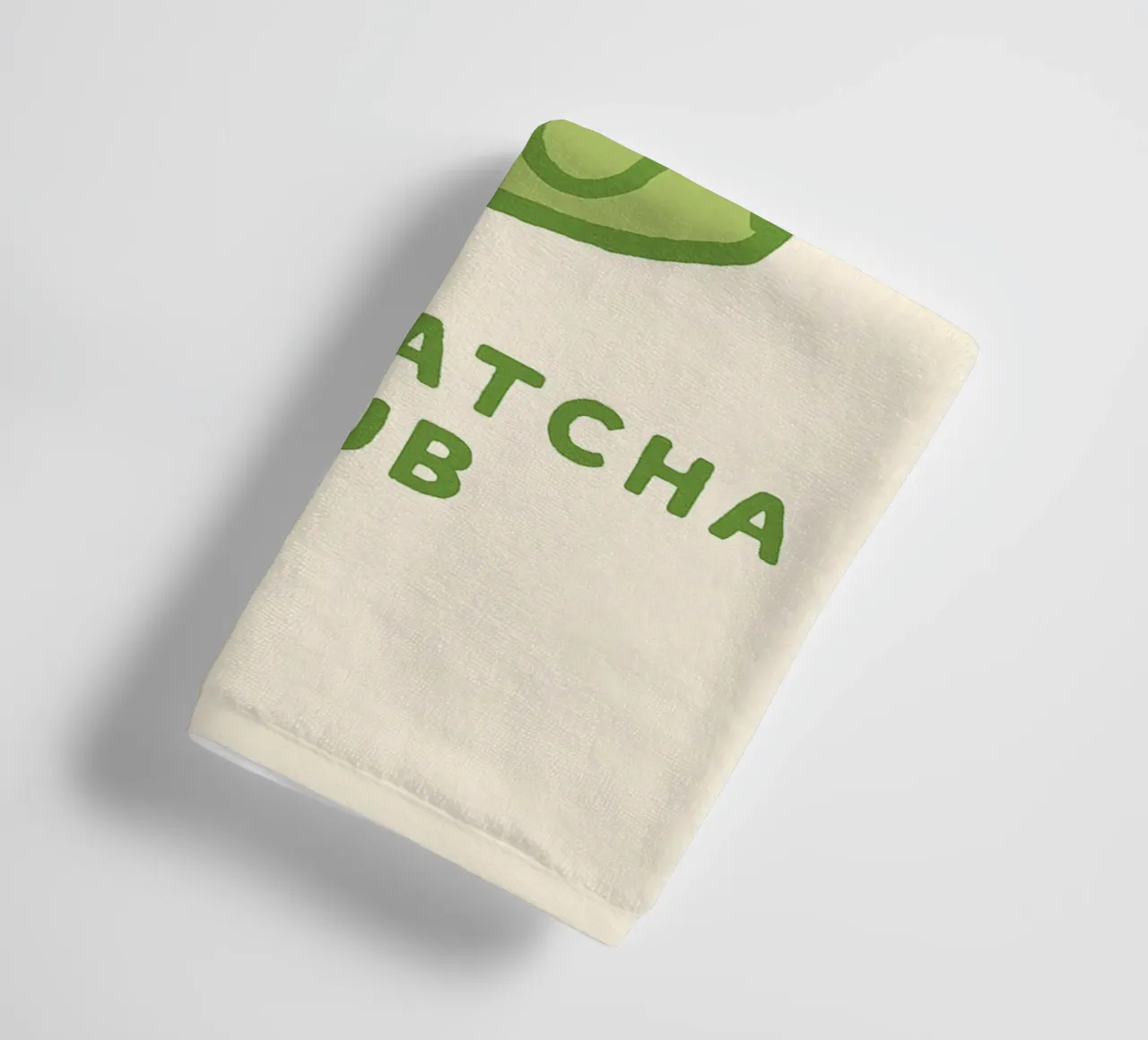 Green, Cold, Perfect – Iced Matcha Vibes asciugamano da bagno da QuooodZ by MooodzArt
