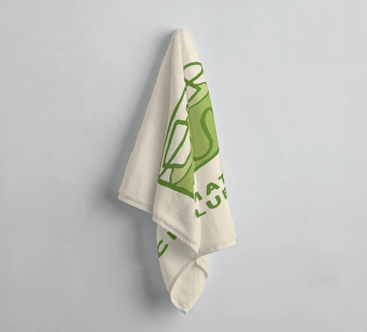 Green, Cold, Perfect – Iced Matcha Vibes asciugamano da bagno da QuooodZ by MooodzArt