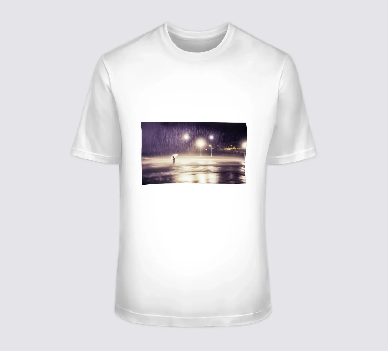 Sotto la pioggia viola di Brighton t-shirt da By Night