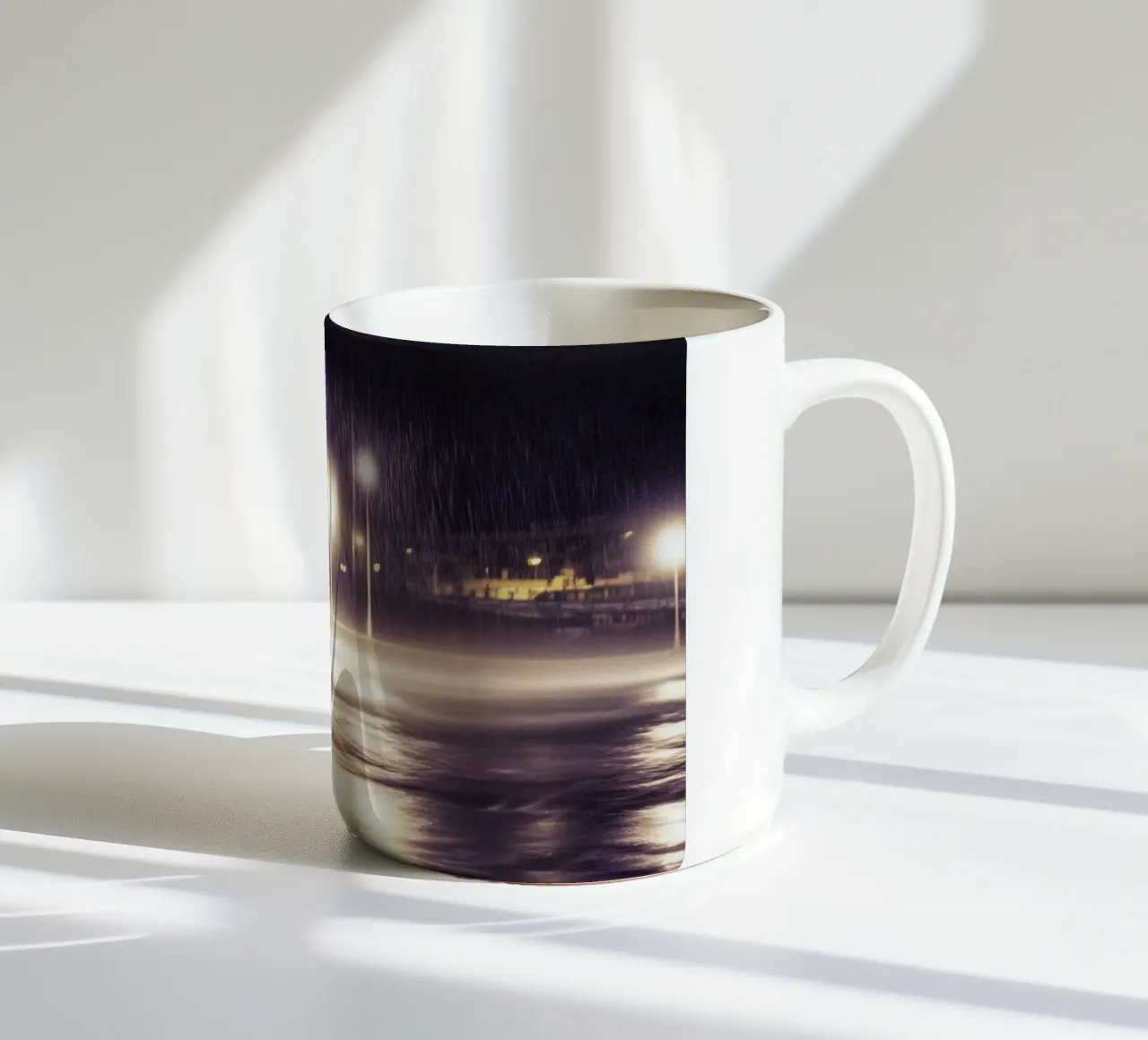 Sotto la pioggia viola di Brighton tazza in ceramica da By Night