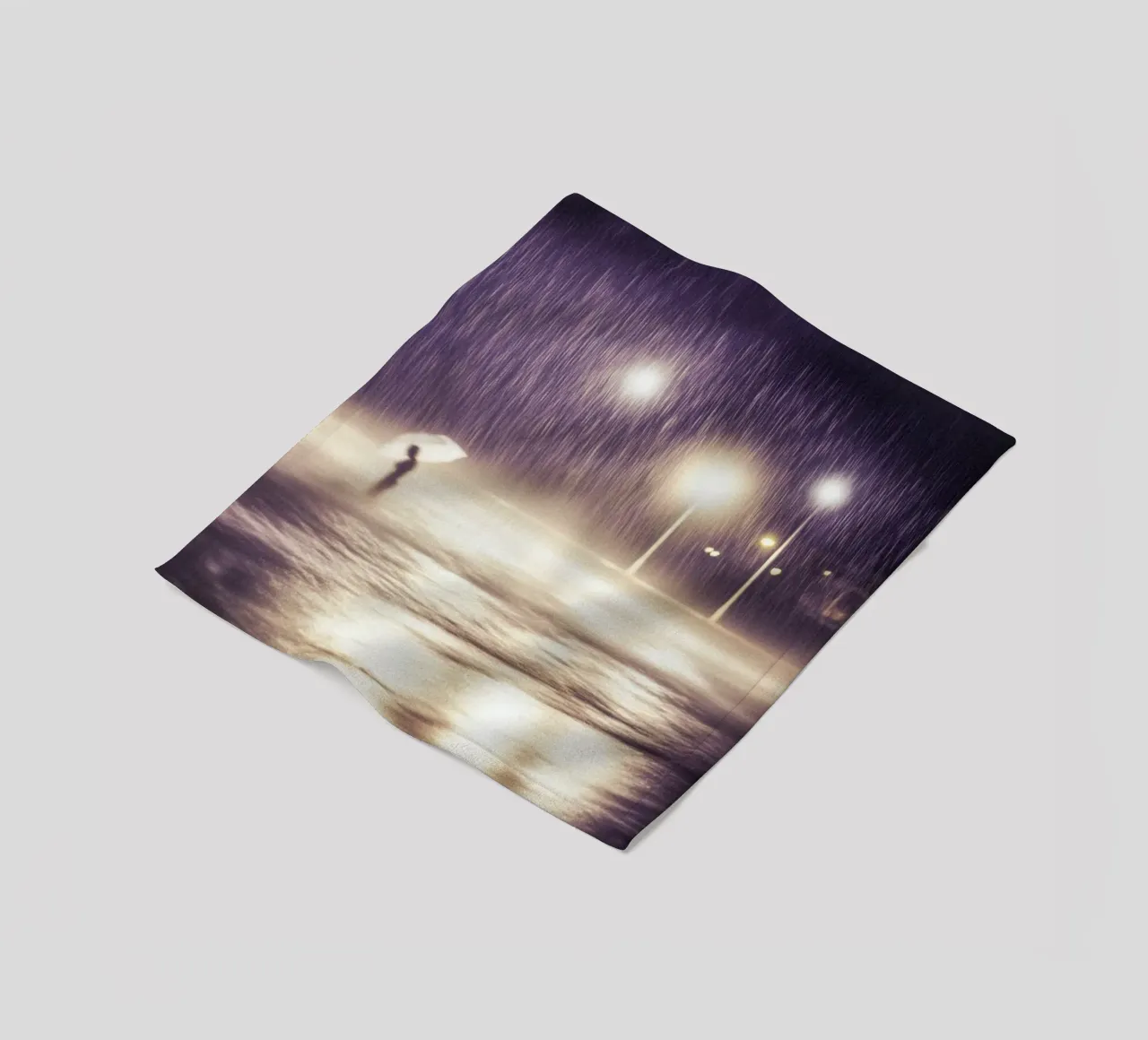 Sotto la pioggia viola di Brighton coperta in pile da By Night