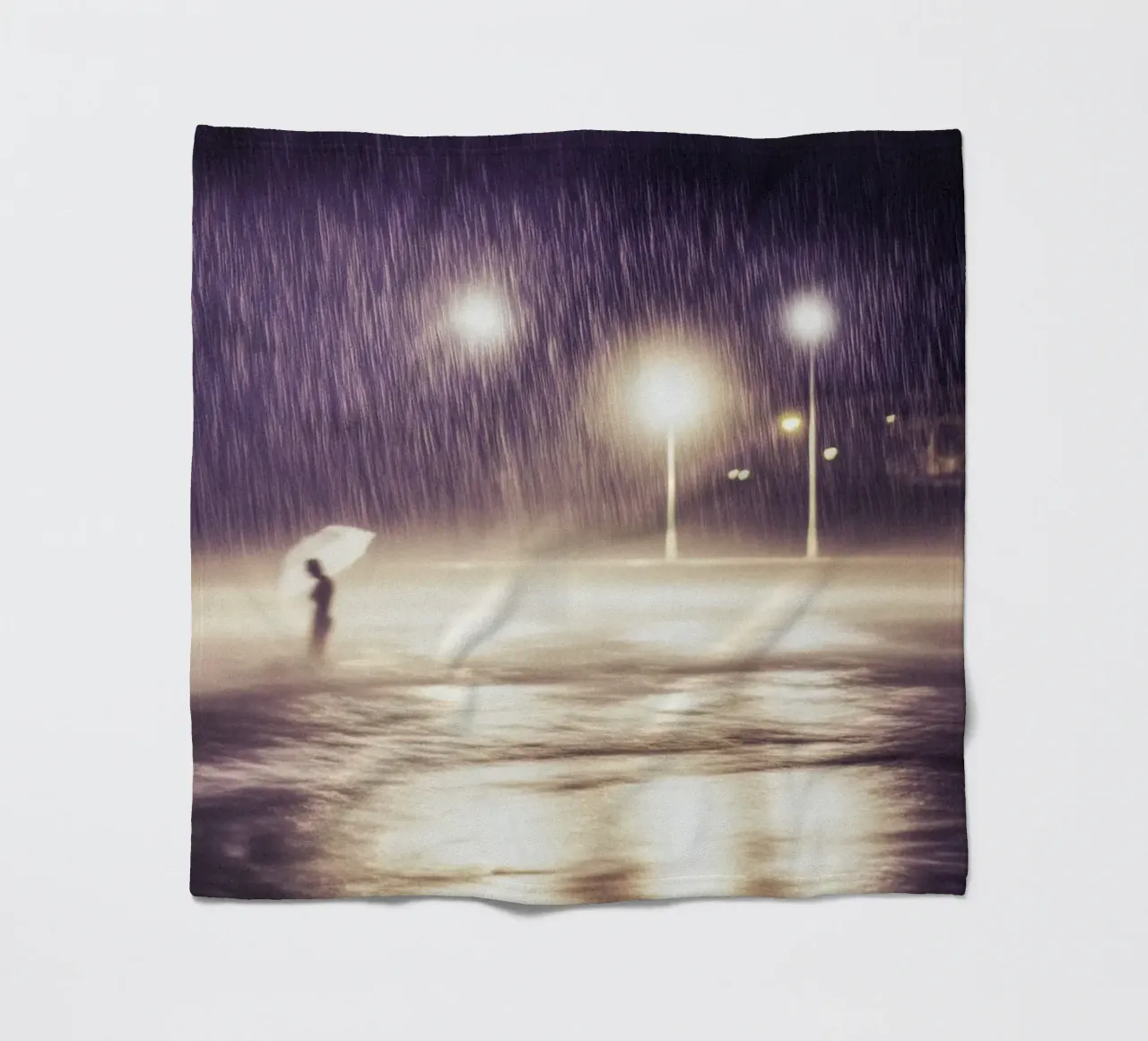Sotto la pioggia viola di Brighton coperta in pile da By Night