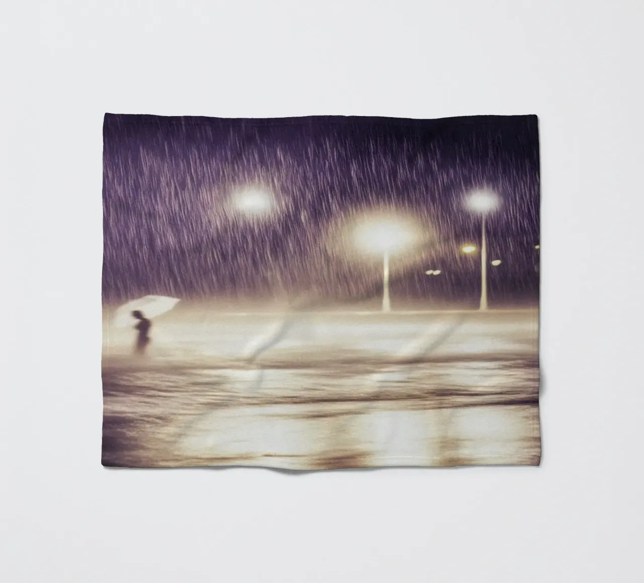 Sotto la pioggia viola di Brighton coperta in pile da By Night