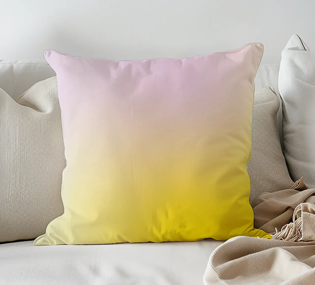 Delicato gradiente giallo e rosa cuscino da Katja Stehle Design