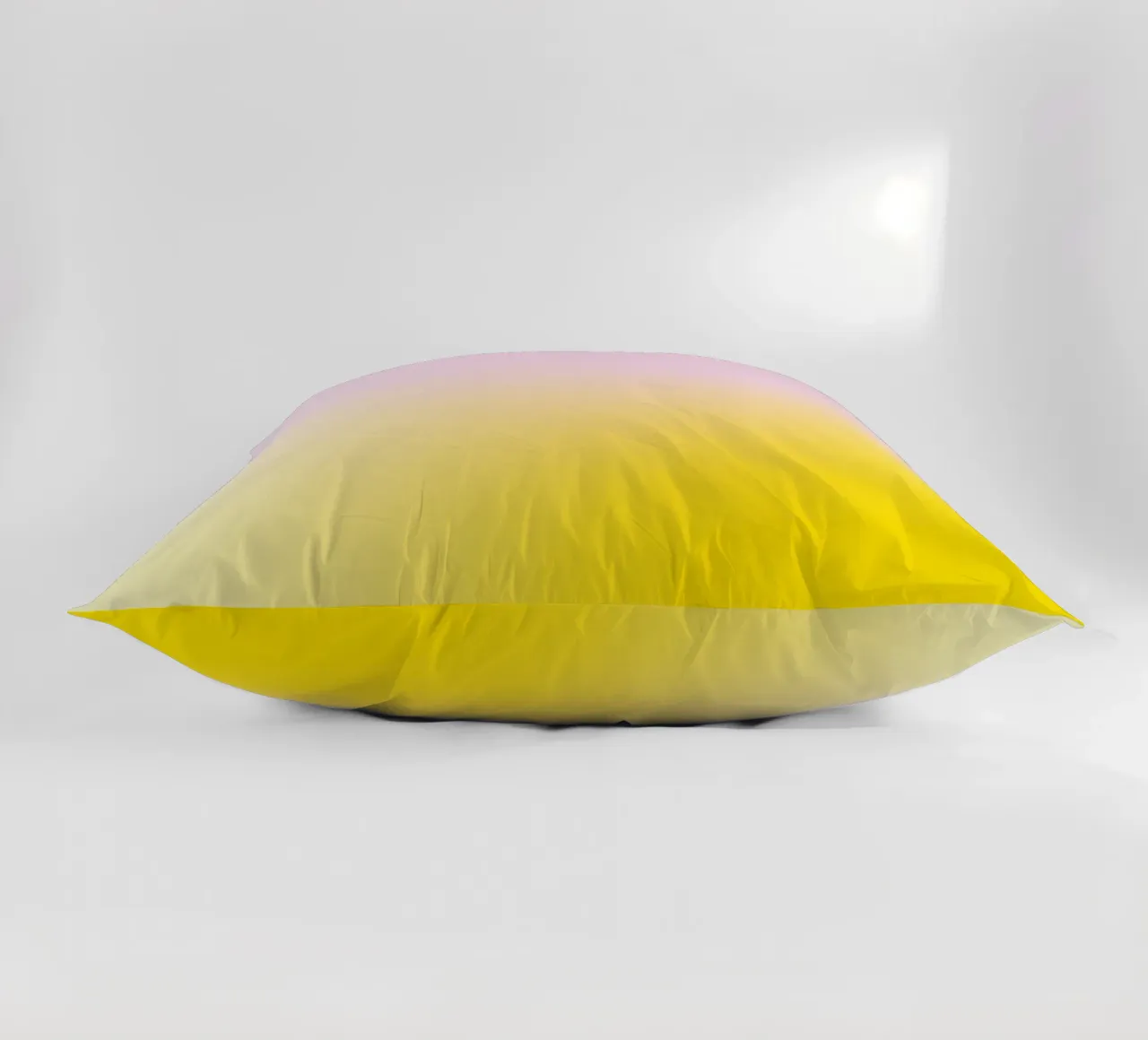 Delicato gradiente giallo e rosa cuscino da Katja Stehle Design