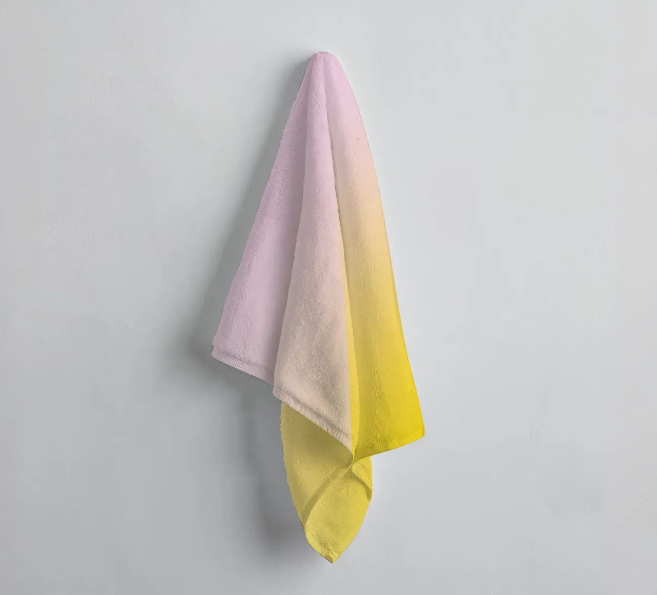 Delicato gradiente giallo e rosa asciugamano da bagno da Katja Stehle Design