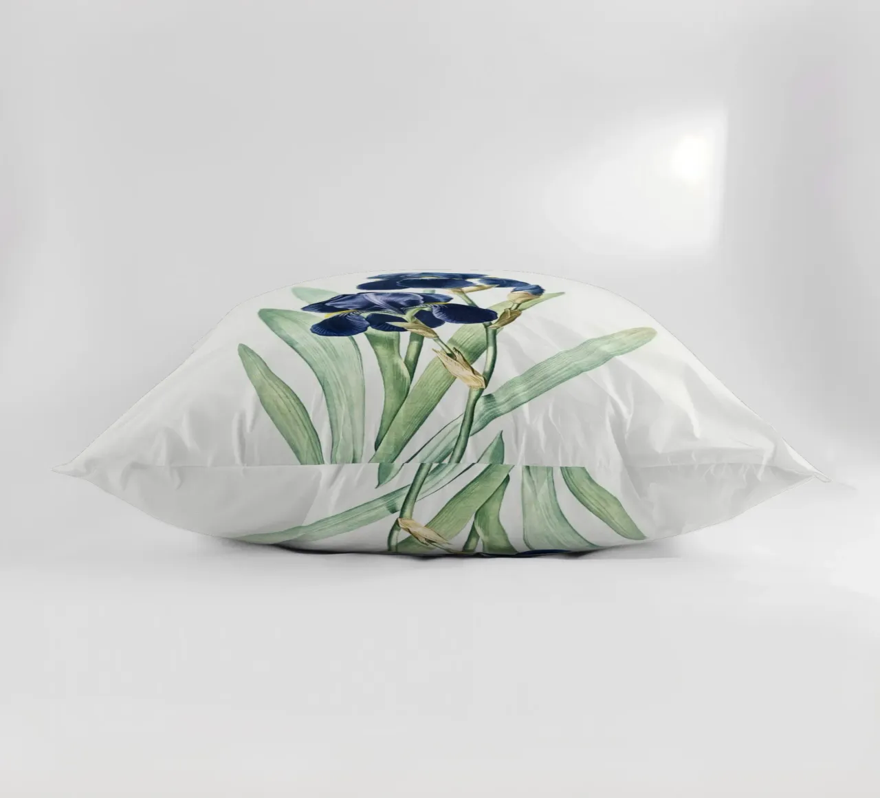 Purple Iris cuscino da Pretty Flowers Vintage Botanicals