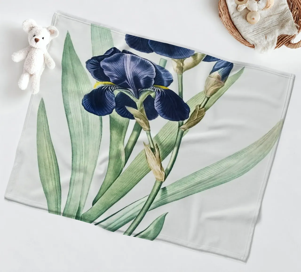 Purple Iris coperta in pile da Pretty Flowers Vintage Botanicals