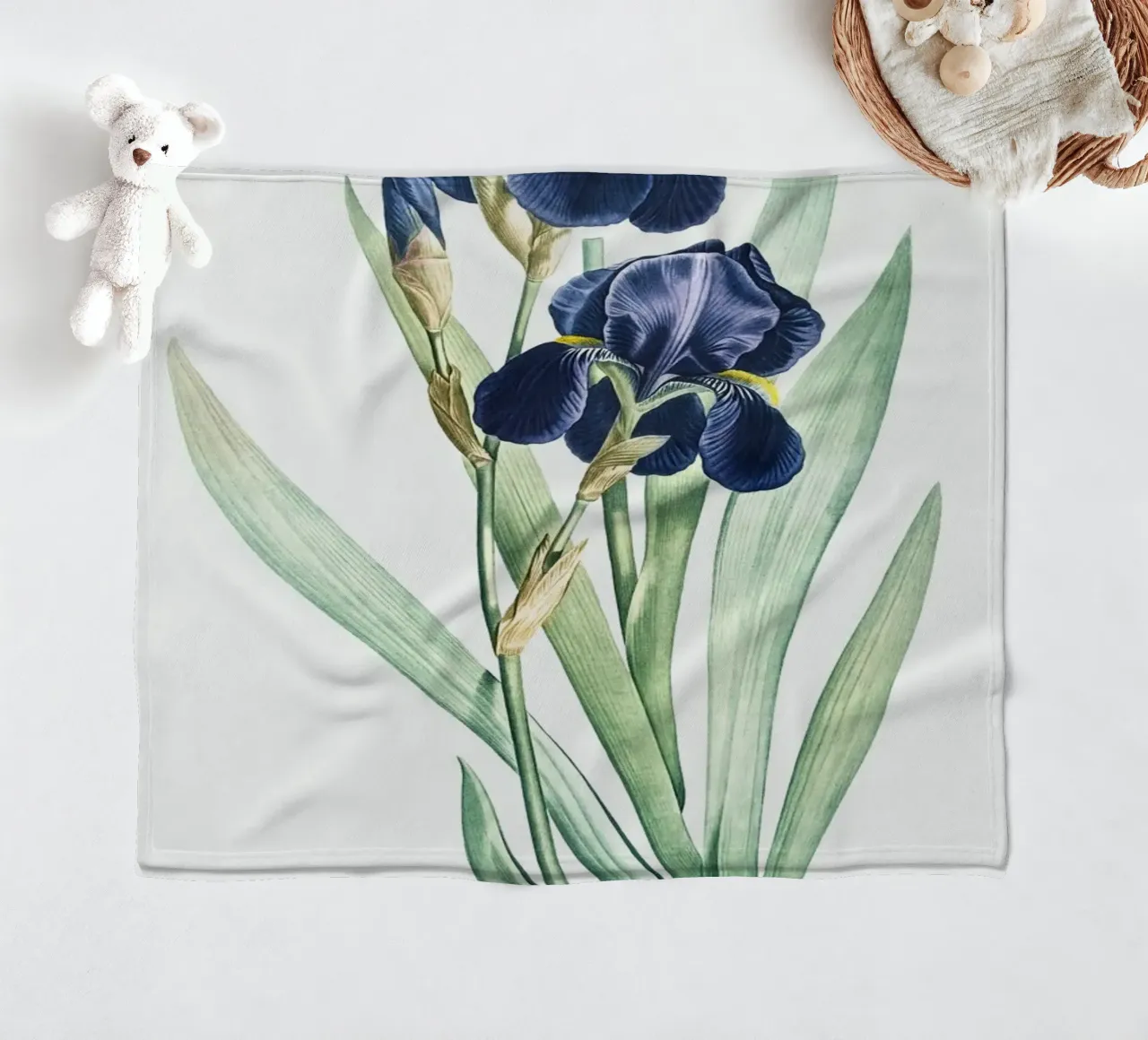 Purple Iris coperta in pile da Pretty Flowers Vintage Botanicals