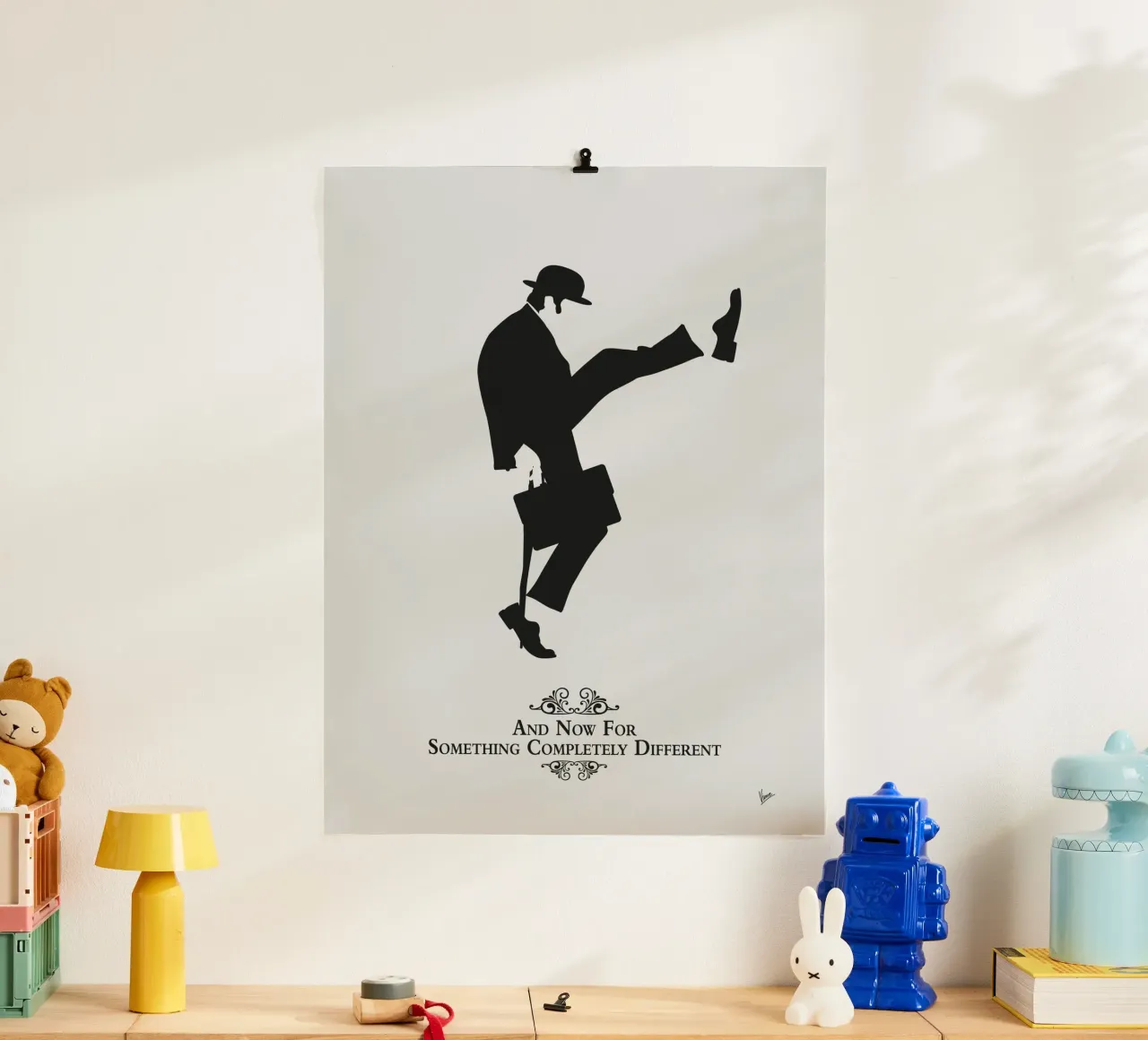 N01 The Ministry of Silly Walks poster con marco de madera de Silly Art