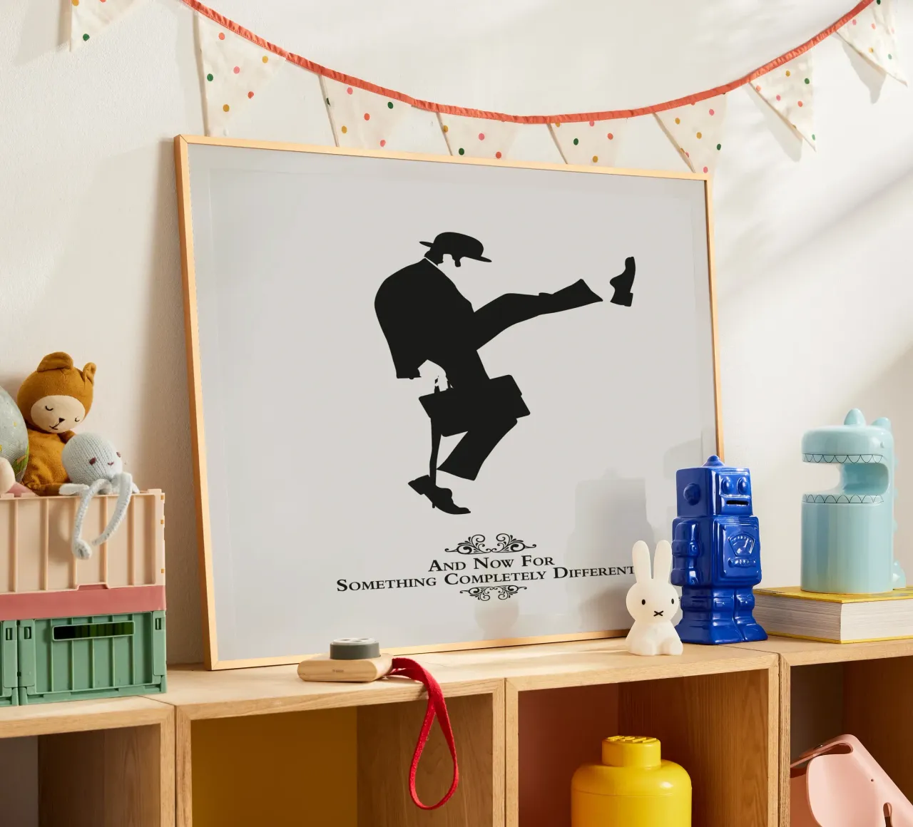N01 The Ministry of Silly Walks poster con marco de madera de Silly Art