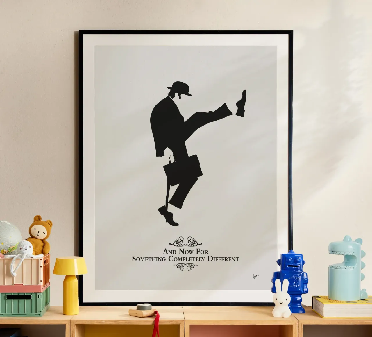 N01 The Ministry of Silly Walks poster con marco de madera de Silly Art