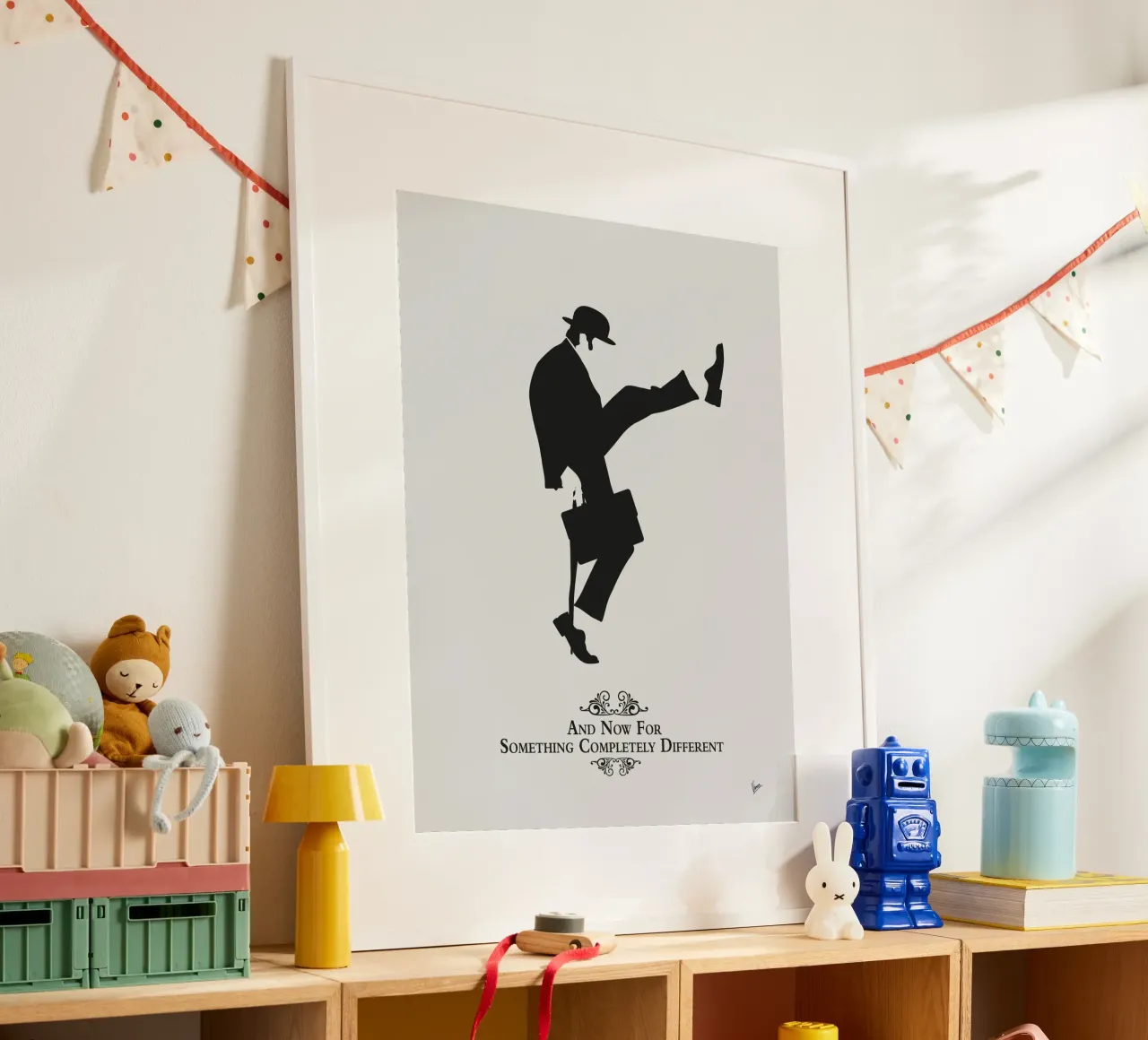 N01 The Ministry of Silly Walks poster con marco de madera de Silly Art