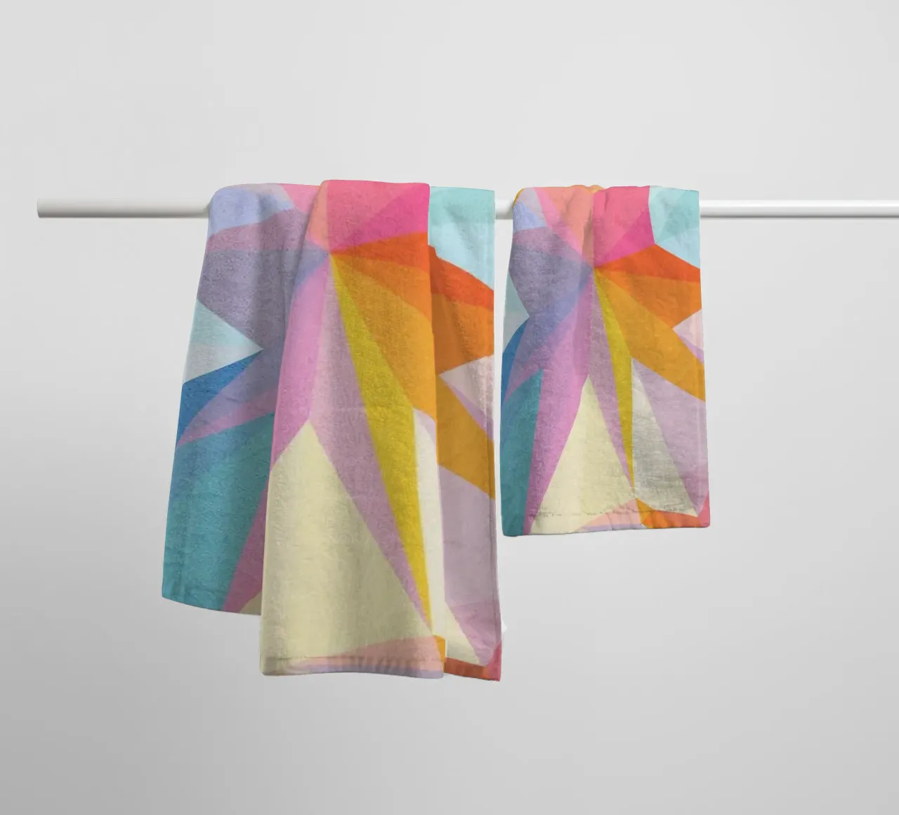 Sogno colorato - Forme astratte e colorate asciugamano da bagno da lovely lines