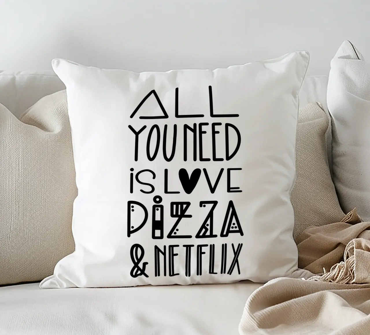 All you need is pizza und netflix cuscino da LIMITED EDITION LETTERS