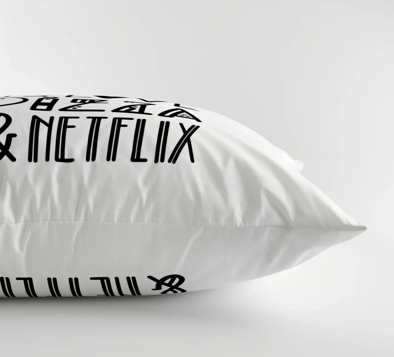 All you need is pizza und netflix cuscino da LIMITED EDITION LETTERS