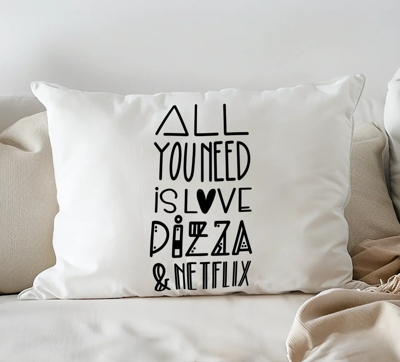 All you need is pizza und netflix cuscino da LIMITED EDITION LETTERS