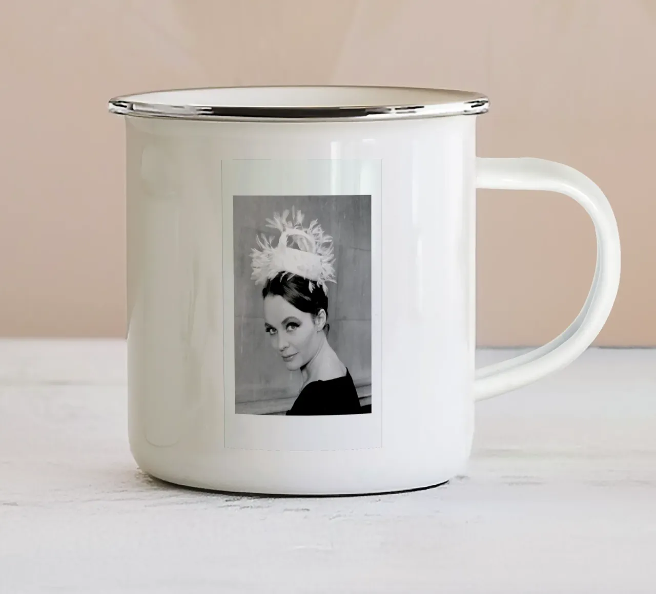 Tania eyde in cocktail hat, 1962 tazza in smalto da Gallery Print and Art Limited