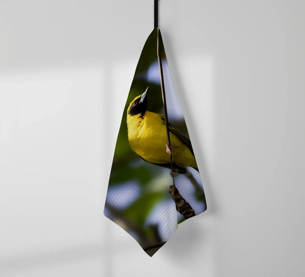 Oiseau jaune perché sur une branche torchon de Léa Lefebvre Photography