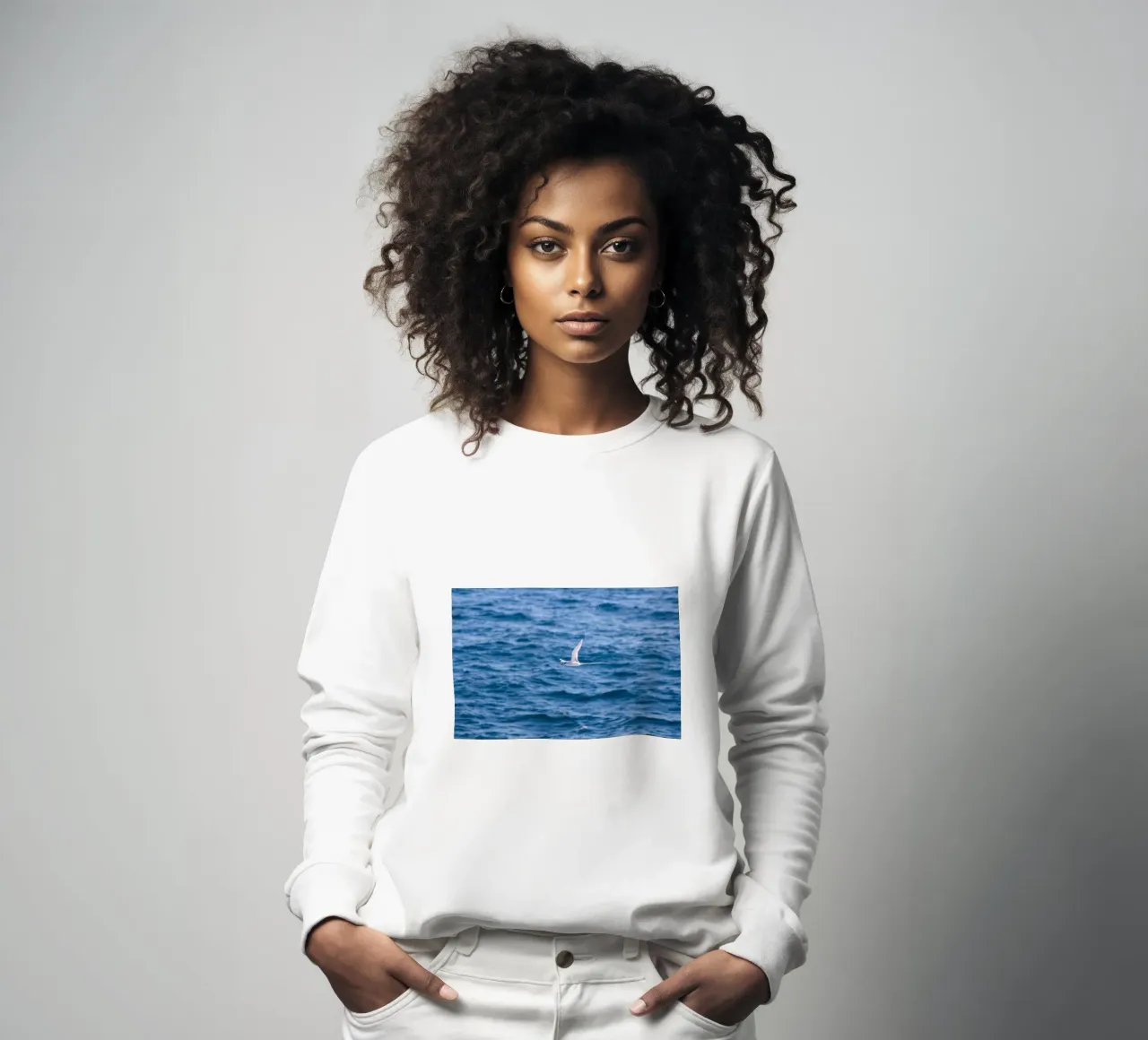 Weißer Vogel fliegt über das Meer 1 Sweatshirt von Léa Lefebvre Photography