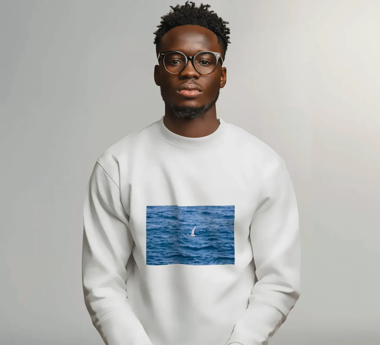 Weißer Vogel fliegt über das Meer 1 Sweatshirt von Léa Lefebvre Photography