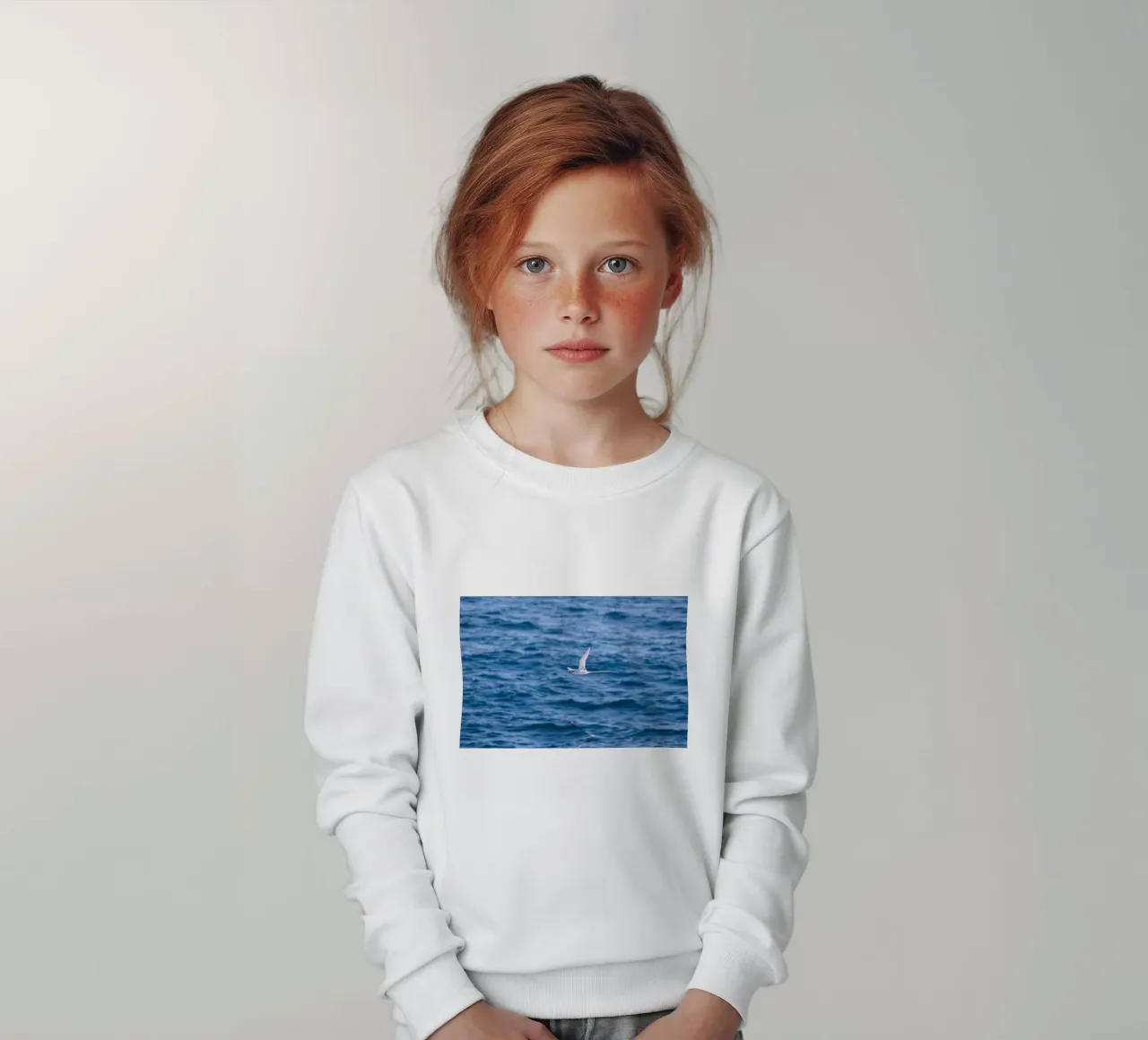 Uccello bianco in volo sul mare 1 felpa bambino da Léa Lefebvre Photography