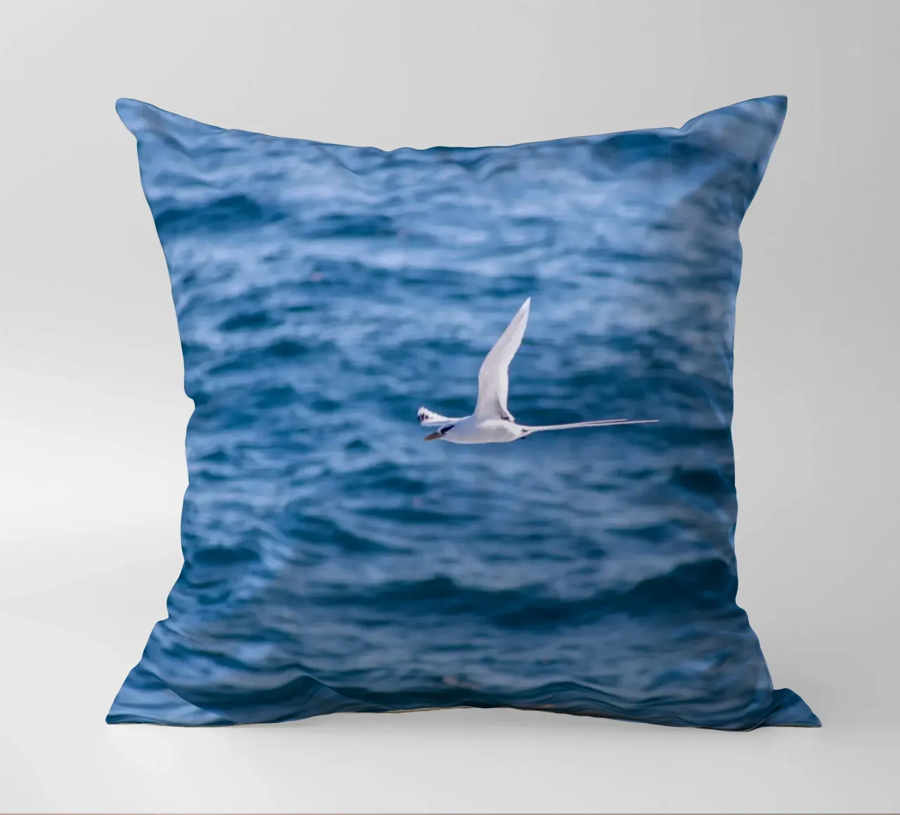 Uccello bianco in volo sul mare 1 cuscino da Léa Lefebvre Photography