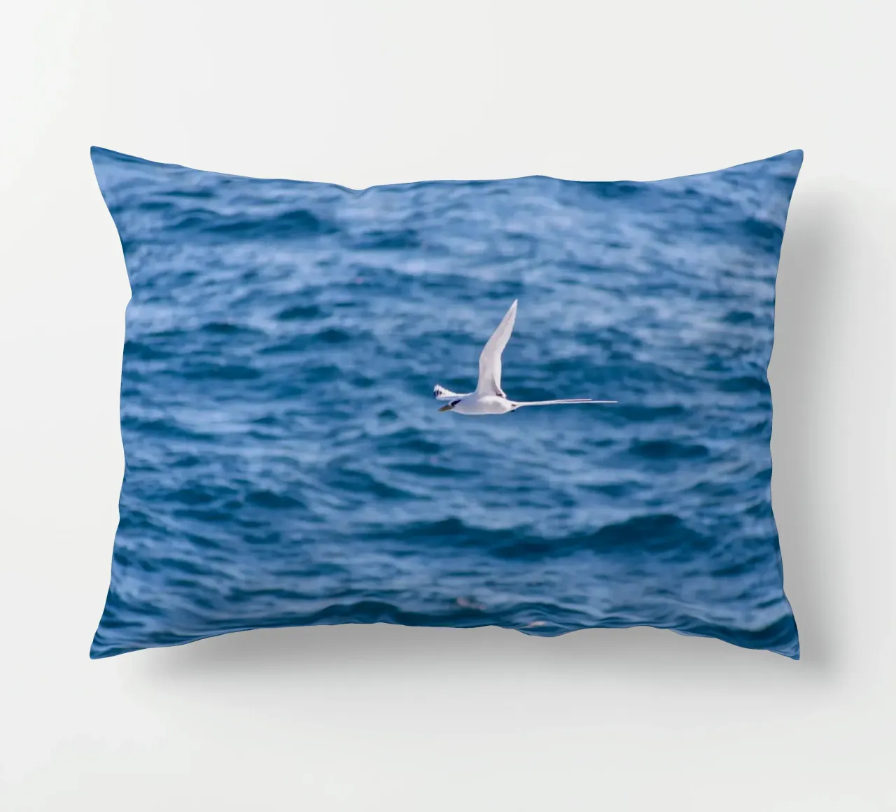 Uccello bianco in volo sul mare 1 cuscino da Léa Lefebvre Photography