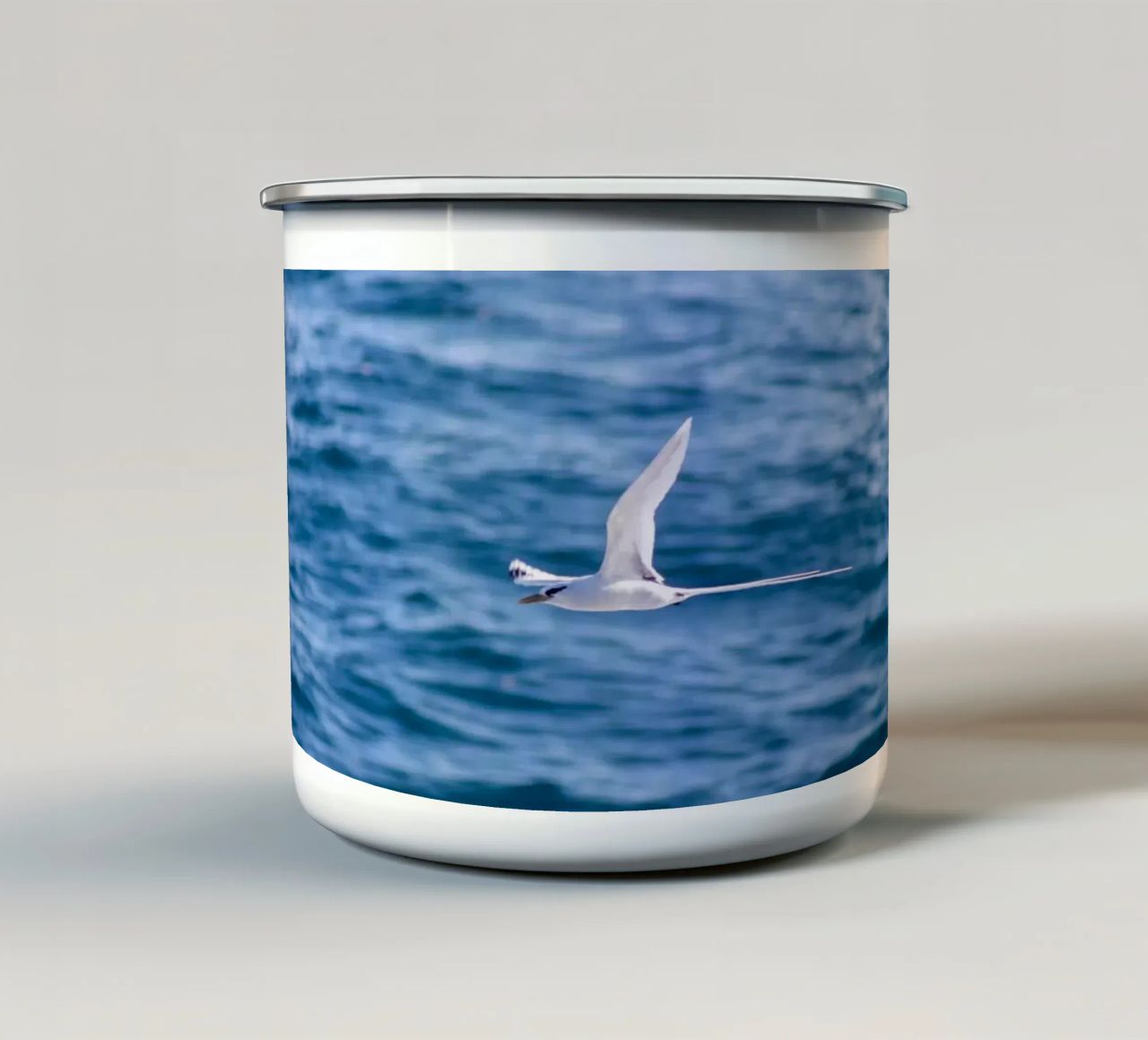 Uccello bianco in volo sul mare 1 tazza in smalto da Léa Lefebvre Photography